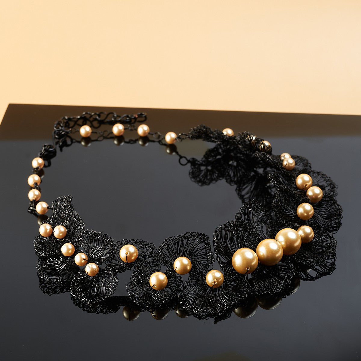 Wave choker pearl black