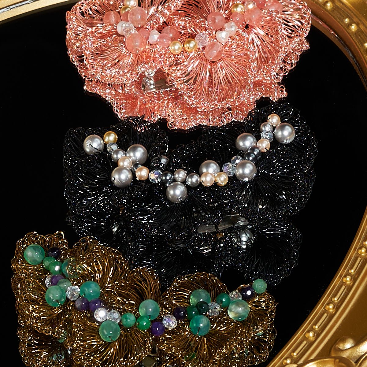Crescent wave brooch black