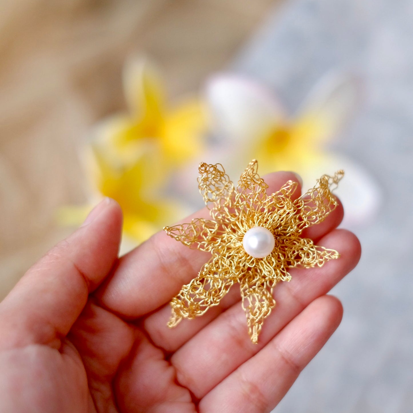 CANANGA BROOCH GOLD PEARL
