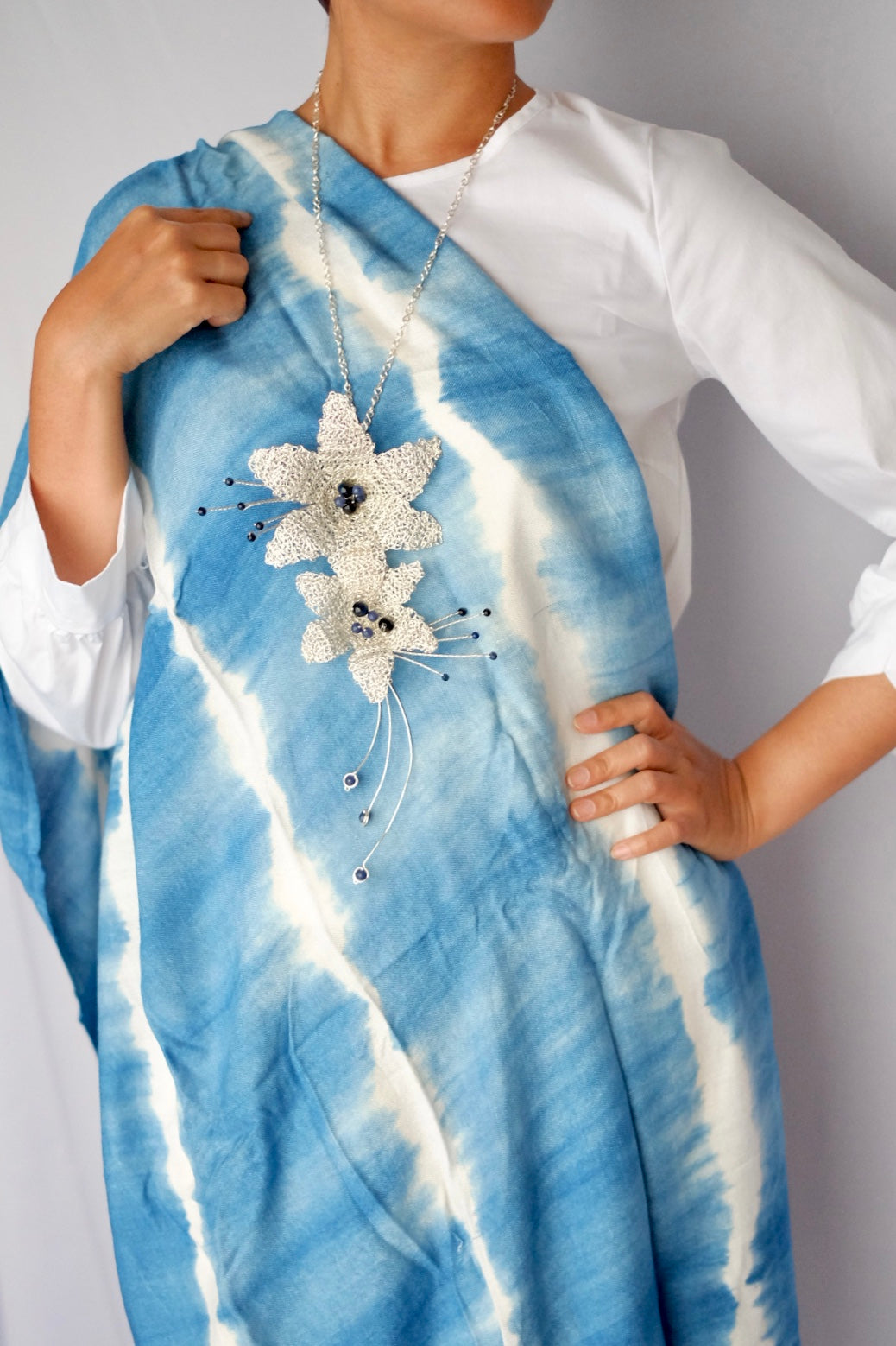 FRANGIPANI NECKLACE BLUE SILVER