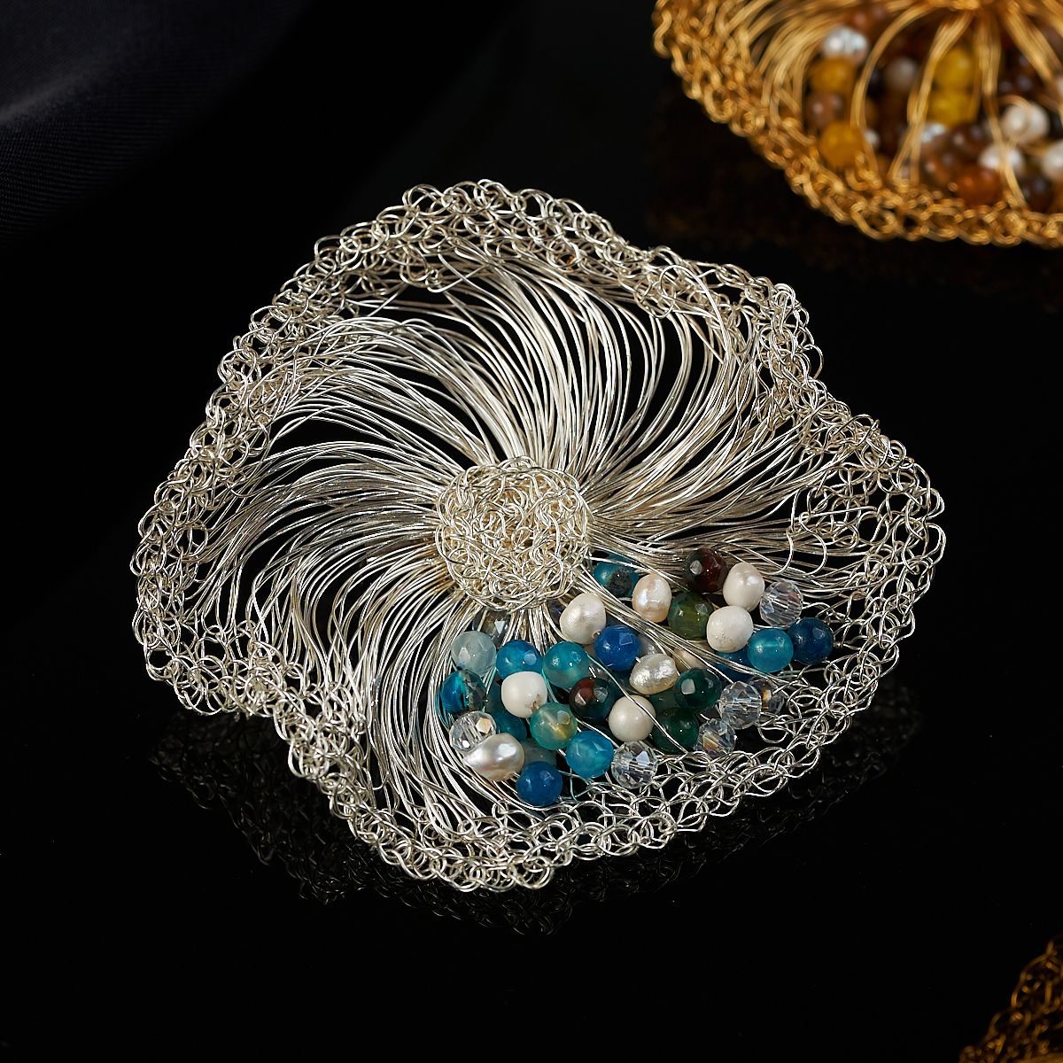 Wave circle brooch blue silver