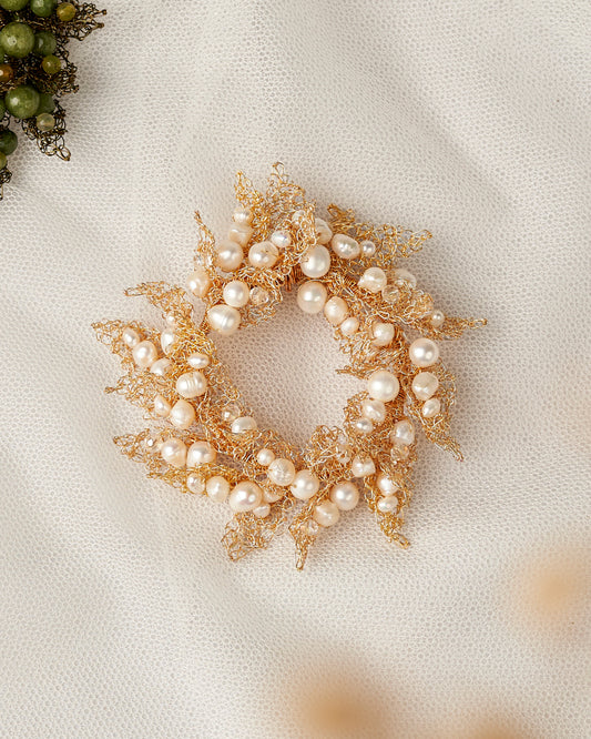 Dreamy Petal Brooch Pearl Gold