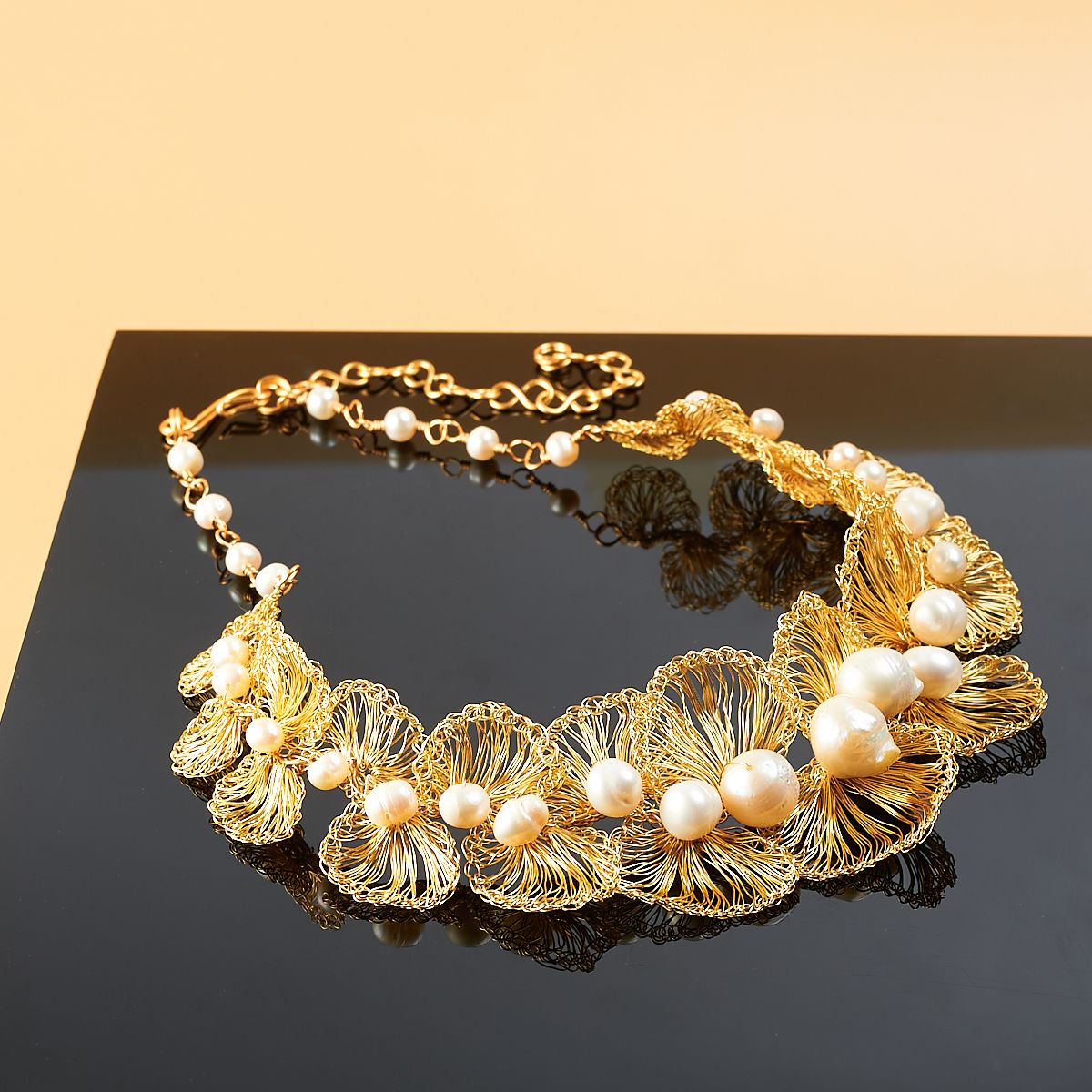 Wave choker pearl gold