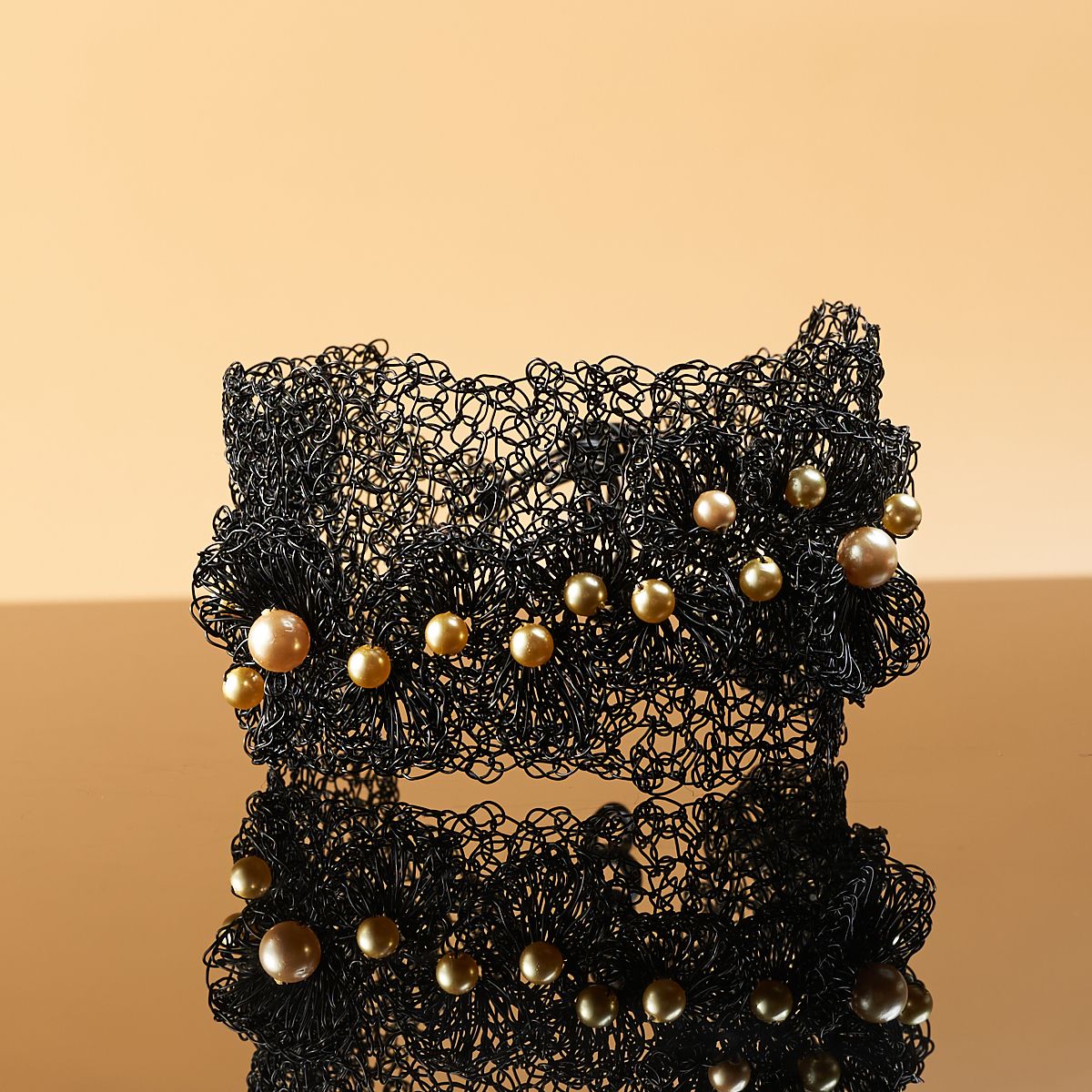 Wave bangle pearl black