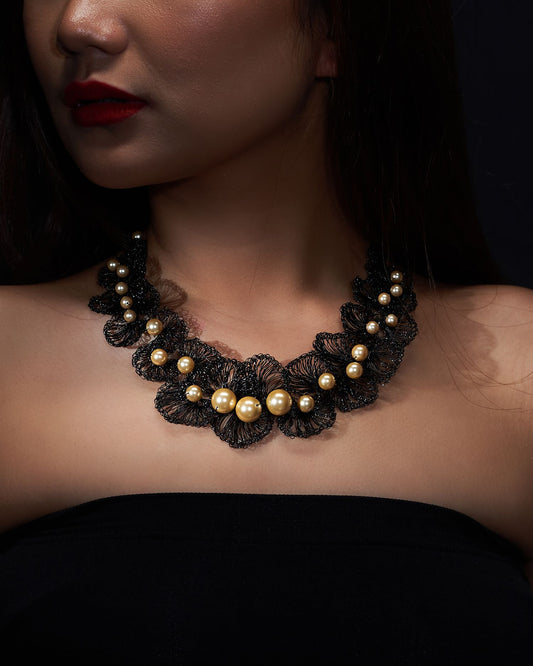 Wave choker pearl black