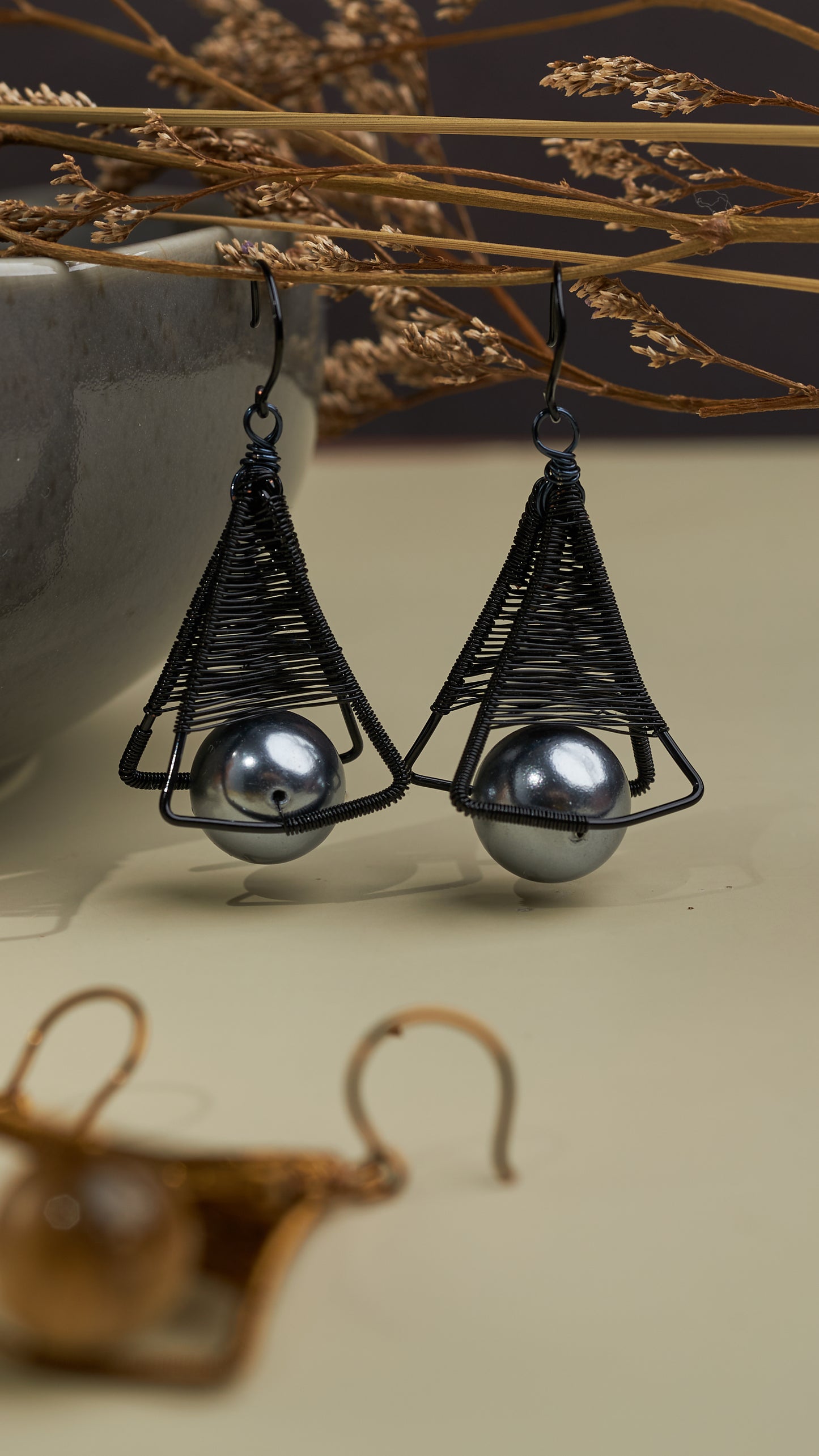 Marangga Pearl Shell black dangling earrings
