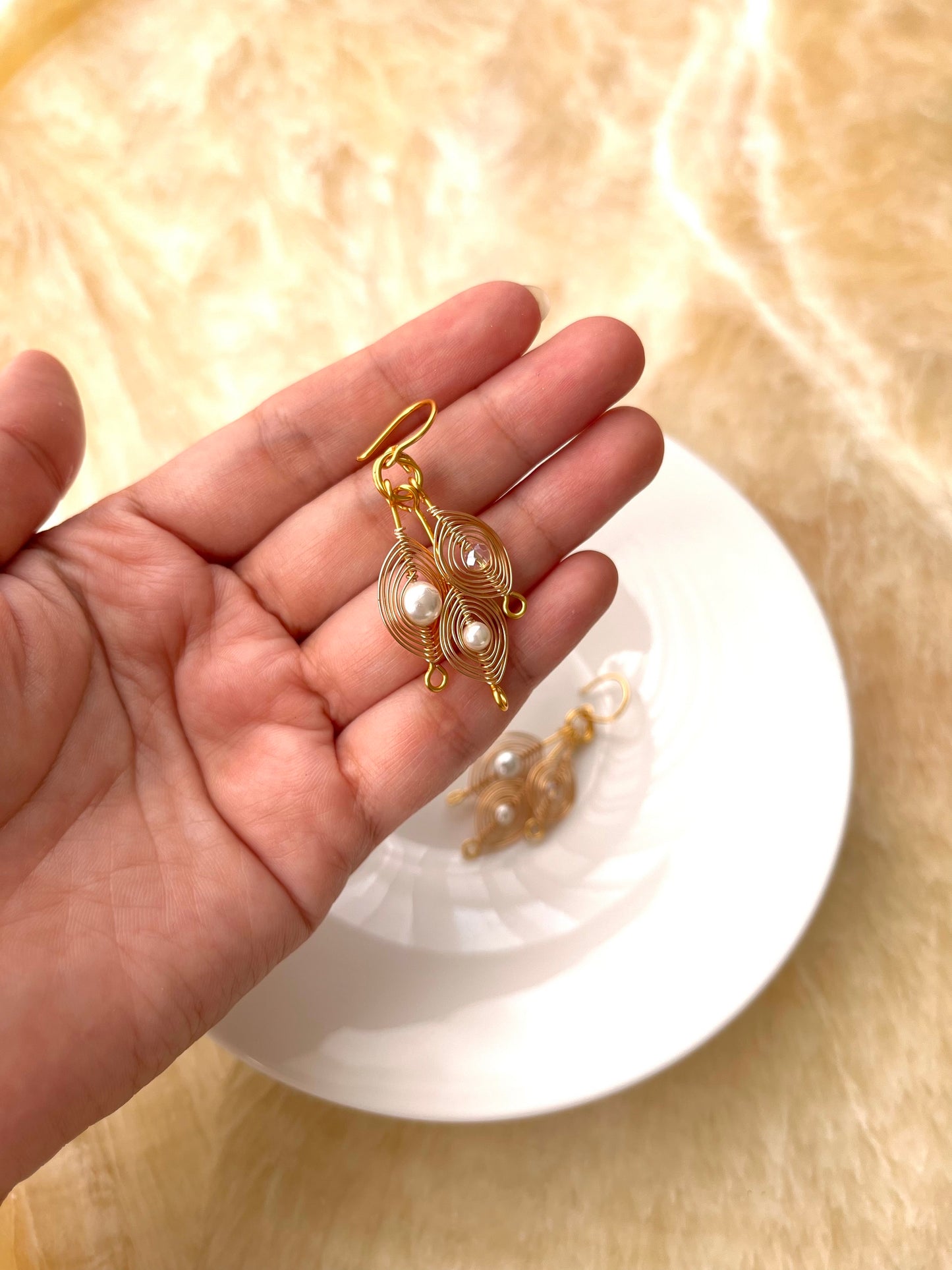 SPARKLING MERAK EARRINGS GOLD PEARL