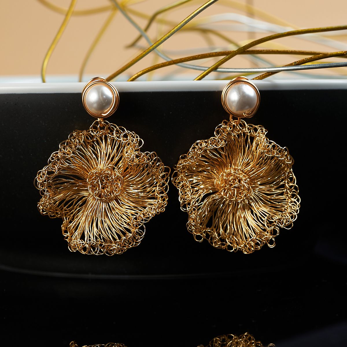 Wave studded earring pearl gold